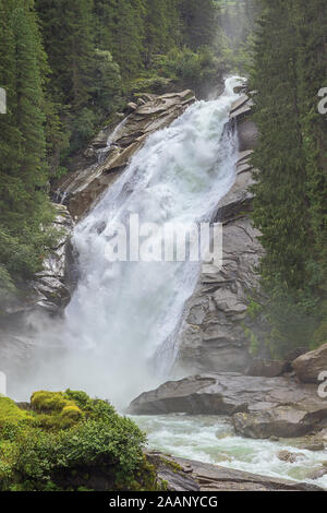 Blick auf die Krimmler Wasserfälle zwischen den Bergersteig Jagasprung und die Sicht auf dem Weg zum oberen Teil des Wasserfalls Stockfoto