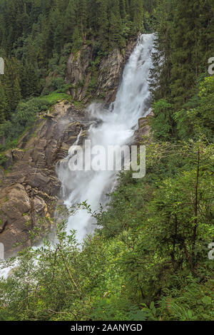 Seitenansicht der Krimmler Wasserfälle aus dem Bergerblick Aussichtspunkt auf dem Weg zum oberen Teil des Wasserfalls Stockfoto