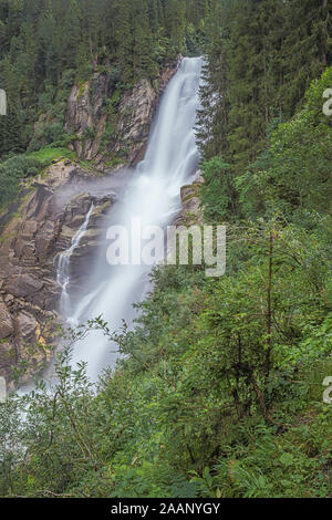 Lange Belichtung von der Seite der Krimmler Wasserfälle aus dem Bergerblick Aussichtspunkt auf dem Weg zum oberen Teil des Wasserfalls Stockfoto