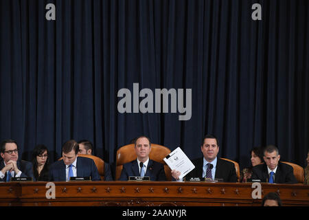 Von links nach rechts, United States Vertreter Jim Himes (Demokrat von Connecticut), Daniel Goldman, Berater des US-Geheimdienstausschusses, US-Vertreter Adam Schiff (Demokrat aus Kalifornien), Vorsitzender des US House Permanent Select Committee on Intelligence, US-Vertreter Devin Nunes (Republikaner für Kalifornien) und Steve Castor, General Counsel für die US-Regierung die Aufsicht und Reform des Ausschusses werden als David A. Holmes, Abteilung der Staatlichen politischen Berater für die US-Botschaft in Kiew, Ukraine und Dr. Fiona Hill, ehemaliger nationaler Sicherheitsrat Senior Director für Eu Stockfoto