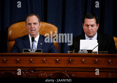 United States Vertreter Adam Schiff (Demokrat aus Kalifornien), Vorsitzender des US House Permanent Select Committee on Intelligence, Links, spricht als Vertreter uns Devin Nunes (Republikaner für Kalifornien), Ranking, uns House Permanent Select Committee on Intelligence, Bewertungen, die Unterlagen in ein amtsenthebungsverfahren Anfrage aus Washington, DC, USA, am Donnerstag, den 21.11.2019. Der Ausschuss hört von neun Zeugen in offenen Anhörungen in dieser Woche im Amtsenthebungsverfahren Untersuchung Präsident Donald Trump. Credit: Andreas Harrer/Pool über CNP | Verwendung weltweit Stockfoto