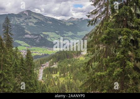 In Krimml mit das Tal und die Salzach vom Bergerblick Sicht auf dem Weg an die Spitze der Krimmler Wasserfälle Stockfoto