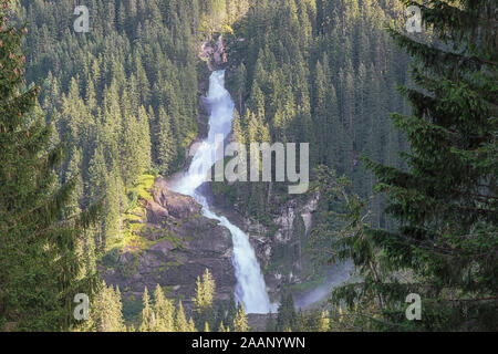 Eine Nahaufnahme durch eine Öffnung im Wald an der Krimmler Wasserfälle, aus dem Gerlospass gesehen Stockfoto