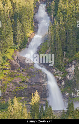 Lange Belichtung close up durch eine Öffnung im Wald der Krimmler Wasserfälle, aus dem Gerlospass gesehen Stockfoto