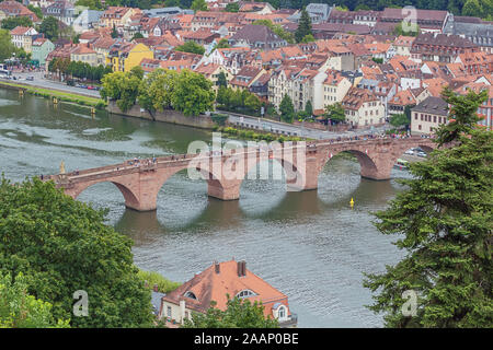 Editorial: HEIDELBERG, BADEN-WÜRTTEMBERG, Deutschland, 17. August 2019 - in der Nähe der Alten Brücke über den Neckar in Heidelberg von der Philosophe gesehen Stockfoto