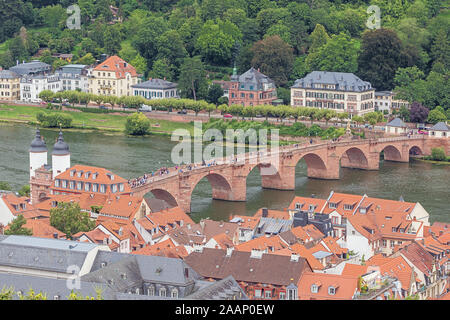 Editorial: HEIDELBERG, BADEN-WÜRTTEMBERG, Deutschland, 17. August 2019 - mit Blick auf die Alte Brücke über den Neckar in Heidelberg von Heidelberg gesehen Stockfoto