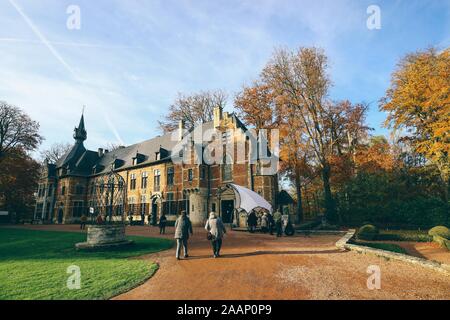 Brüssel, Belgien. 22 Nov, 2019. Besucher geniessen Sie den Herbst Landschaft am Groot-Bijgaarden Schloss in einem Vorort von Brüssel, Belgien, November 22, 2019. Credit: Zhang Cheng/Xinhua/Alamy leben Nachrichten Stockfoto