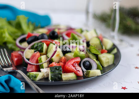 Griechischer Salat. Gewürfelte Tomaten, Gurken, Schafskäse, Oliven. Stockfoto