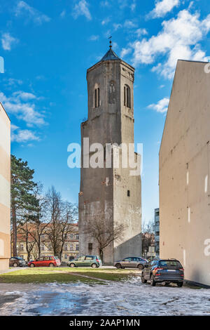 Der Turm der ehemaligen Trinity Kirche stammt aus dem 13. Jahrhundert, Luban, Woiwodschaft Niederschlesien, Polen, Europa Stockfoto