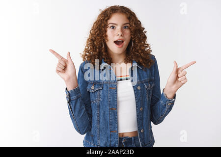 Beeindruckt sprachlos staunen Süße rothaarige Mädchen Sommersprossen denim drop Kiefer Verschleiß sagen wow erweitern Augen überrascht Punkt seitlich nach links und rechts, beide Seiten Stockfoto