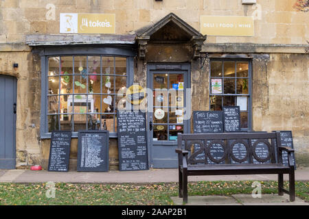 Die Toke Deli, Essen und Wein Shop. Ein Wintertag in Chipping Campden, einem Cotswold Stadt in Gloucestershire, Großbritannien Stockfoto