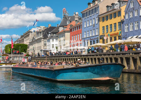 Canal Copenhagen, Blick im Sommer auf eine Gruppe von Touristen, die eine Bootstour durch die Kopenhagener Kanäle, Dänemark, Unternehmen. Stockfoto