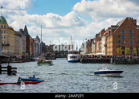 Kopenhagener Kanal, Blick auf Schiffe in der Inderhavnen (Inner Harbor) im Zentrum von Kopenhagen, mit dem Nyhavn Kanal in der Ferne, Dänemark. Stockfoto