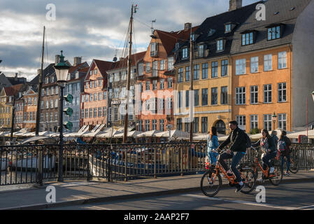 Kopenhagener Altstadt mit Blick auf Menschen Radfahren über den Nyhavn Brücke in der Altstadt Hafen Viertel von Kopenhagen, Dänemark. Stockfoto