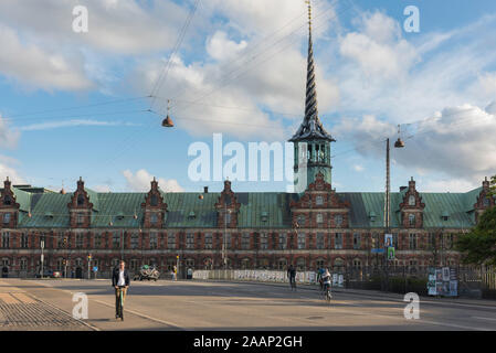 Borsen Kopenhagen, mit Blick auf die Kopenhagener Börse Gebäude mit Personen, die Børsbroen Brücke im Vordergrund, Slotsholmen, Kopenhagen. Stockfoto