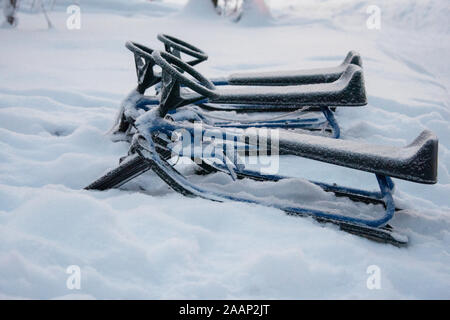 Finnland, See Menesjarvi - Januar 2019: Schlitten sitzt im Schnee Stockfoto