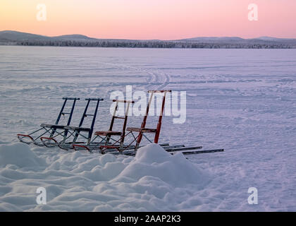 Finnland, See Menesjarvi - Januar 2019: Gruppe von Schlitten sitze auf gefrorenem See Stockfoto