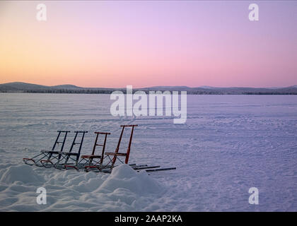 Finnland, See Menesjarvi - Januar 2019: Gruppe von Schlitten sitze auf gefrorenem See Stockfoto