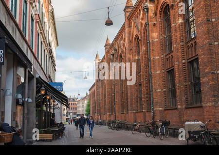 Fiolstraede Kopenhagen, Blick von Menschen zu Fuß entlang der Fiolstraede, eine Straße in der Altstadt Universität von Kopenhagen, Dänemark. Stockfoto