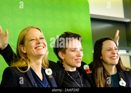 Grüne Partei ihre 2019 Bundestagswahlkampf in Bristol GB starten. Rechts Amelia Womack, stellvertretende Vorsitzende, Sian Berry co Leader links und Carla Berry B Stockfoto