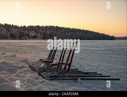 Finnland, See Menesjarvi - Januar 2019: Gruppe von Schlitten sitze auf gefrorenem See Stockfoto