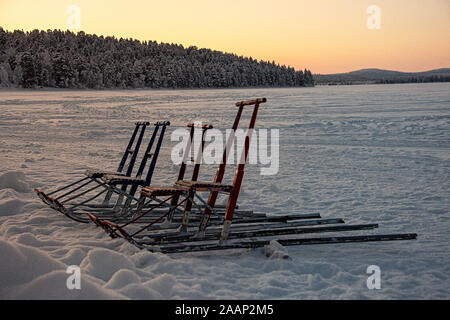 Finnland, See Menesjarvi - Januar 2019: Gruppe von Schlitten sitze auf gefrorenem See Stockfoto