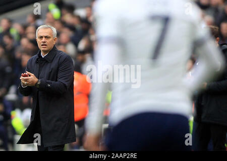 London, Großbritannien. 23 Nov, 2019. Tottenham Hotspur Manager Jose Mourinho (L) Zeigt seine Wertschätzung nach Son Heung-min bietet die für seine Mannschaften zweite Tor durch Lucas Moura von Tottenham Hotspur unterstützen. Premier League match, West Ham United v Tottenham Hotspur an der London Stadium, Queen Elizabeth Olympic Park in London am Samstag, den 23. November 2019. Dieses Bild dürfen nur für redaktionelle Zwecke verwendet werden. Nur die redaktionelle Nutzung, eine Lizenz für die gewerbliche Nutzung erforderlich. Keine Verwendung in Wetten, Spiele oder einer einzelnen Verein/Liga/player Publikationen. Credit: Andrew Orchard sport Fotografie/Alamy leben Nachrichten Stockfoto