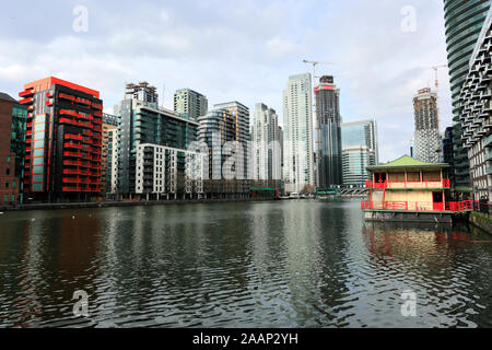 Blick auf innere Millwall Dock, Canary Wharf, Isle of Dogs, London City, England, Großbritannien Stockfoto