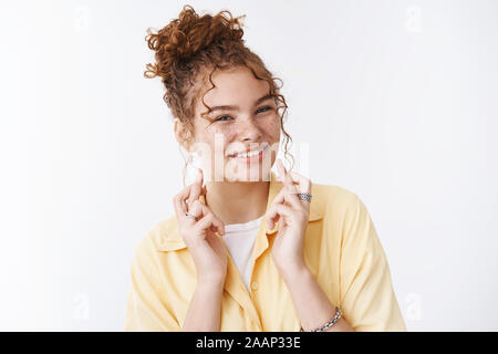 Schließen freundlich - suchen attraktive Rothaarige curly unordentlich bun Haarschnitt Sommersprossen cross Finger viel Glück Lächeln positive Meinung Traum wahr machen Stockfoto