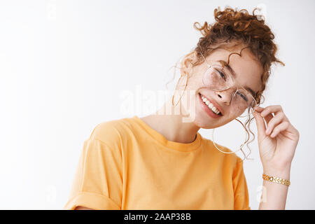 Charismatische freundlich ausgehende kaukasischen redhead teenage Mädchen Spaß haben Freunde lachen Narr um spielerischen Umgang Neigekopf Gläser prüfen Stockfoto