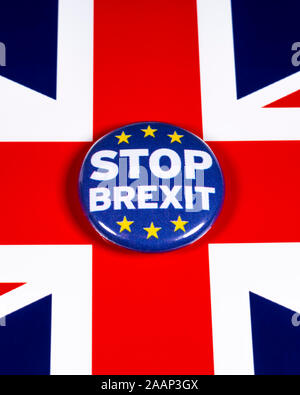 London, Großbritannien - 21 November 2019: Stop Brexit pin Badge, dargestellt über dem Vereinigten Königreich Flagge. Stockfoto