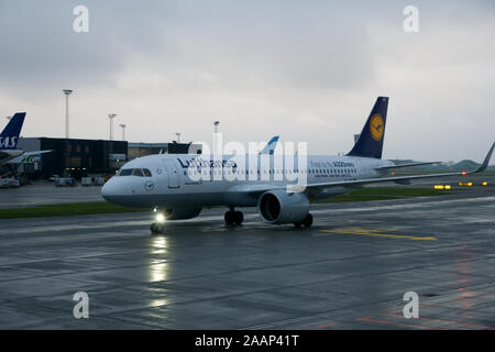 Kopenhagen, Dänemark - Nov 24th, 2018: Lufthansa Airbus A320 - 200 Rollen am Flughafen Kopenhagen Kastrup zum Tor Stockfoto