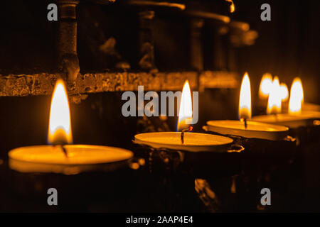 Detail des Gebets oder Votiv Kerzen brennen in St Giles' Cathedral Edinburgh, Schottland. Stockfoto