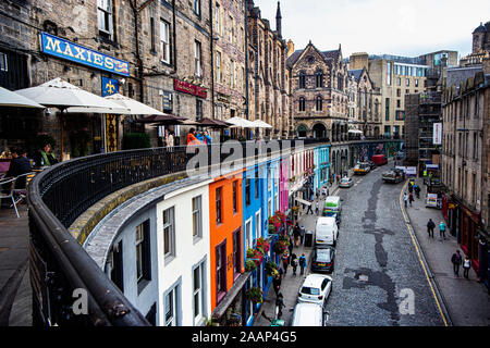 Landschaft Blick auf Edinburgh's berühmten West Bow/Victoria Street & Johnston Terrasse, Detail der bunten Fassaden und historische Gebäude: Edinburgh. Stockfoto