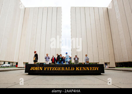 Touristen am John Fitzgerald Kennedy Memorial, ein Denkmal im West End Viertel von Dallas. Das Denkmal wurde 1970 erectred und wurde von dem Architekten Philip Johnson entworfen. Das Denkmal ist etwa 180 Meter von der Dealey Plaza, wo US-Präsident John F. Kennedy ermordet wurde. Stockfoto