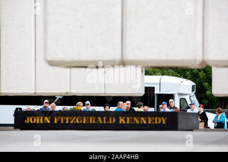 Touristen am John Fitzgerald Kennedy Memorial, ein Denkmal im West End Viertel von Dallas. Das Denkmal wurde 1970 erectred und wurde von dem Architekten Philip Johnson entworfen. Das Denkmal ist etwa 180 Meter von der Dealey Plaza, wo US-Präsident John F. Kennedy ermordet wurde. Stockfoto