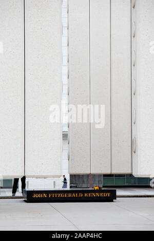 Touristen am John Fitzgerald Kennedy Memorial, ein Denkmal im West End Viertel von Dallas. Das Denkmal wurde 1970 erectred und wurde von dem Architekten Philip Johnson entworfen. Das Denkmal ist etwa 180 Meter von der Dealey Plaza, wo US-Präsident John F. Kennedy ermordet wurde. Stockfoto