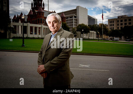 Journalist Hugh Aynesworth an der Dealey Plaza in Dallas, wo er die Ermordung von US-Präsident John Fitzgerald Kennedy November 22 1963 erlebt. Stockfoto