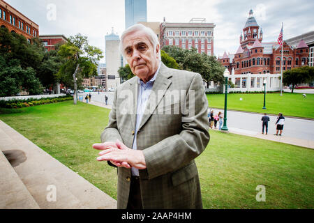 Journalist Hugh Aynesworth an der Dealey Plaza in Dallas, wo er die Ermordung von US-Präsident John Fitzgerald Kennedy November 22 1963 erlebt. Stockfoto