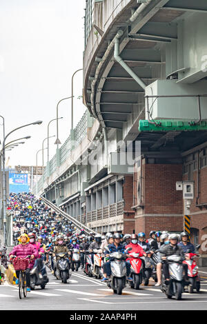 Scooter Wasserfall in Taipei, Taiwan. Stau überfüllt von Motorrädern bei Rush Hour auf der Rampe von Taipei Brücke, Kaskade der Motorroller Minquan West Stockfoto