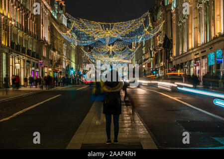 LONDON - November 21, 2019: Weihnachtsbeleuchtung an der Regent Street, London, UK. Die Weihnachtsbeleuchtung locken Tausende von Kunden während der festlichen seaso Stockfoto