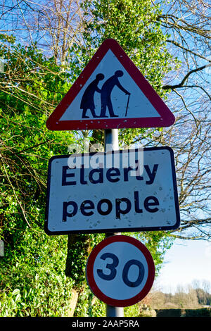 Eine ältere Menschen Crossing Schild nach Autofahrer warnen, dass Sie nähern sich Henford Haus Care Home im unteren Marsh Road, Warminster, Wiltshire Stockfoto