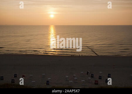 Untergehende Sonne über dem Meer am Strand von Wenningstedt auf Sylt Stockfoto