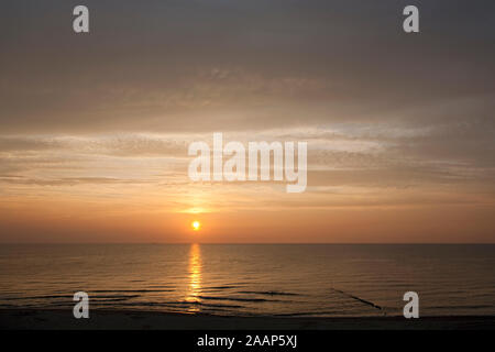 Abendsonne ueber dem Meer Bei bewoelktem Himmel am Strand von Wenningstedt auf Sylt Stockfoto