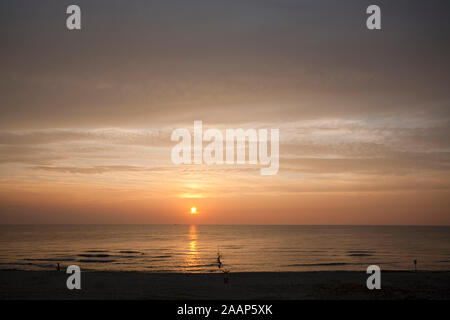 Abendsonne ueber dem Meer Bei bewoelktem Himmel am Strand von Wenningstedt auf Sylt Stockfoto