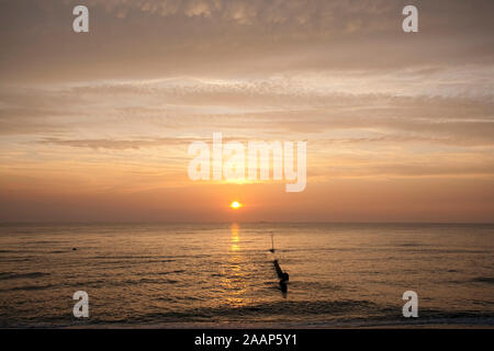 Abendsonne ueber dem Meer Bei bewoelktem Himmel am Strand von Wenningstedt auf Sylt Stockfoto