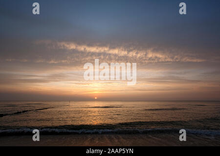 Abendsonne ueber dem Meer Bei bewoelktem Himmel am Strand von Wenningstedt auf Sylt Stockfoto