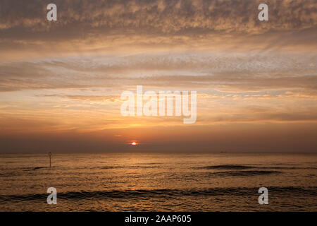 Abendsonne ueber dem Meer Bei bewoelktem Himmel am Strand von Wenningstedt auf Sylt Stockfoto