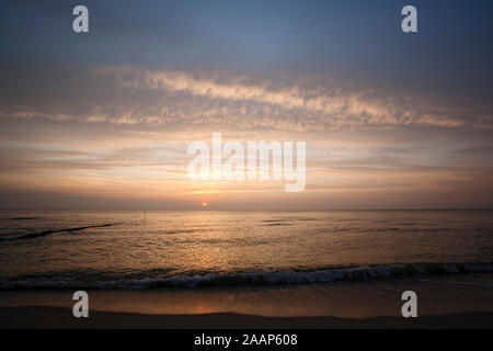 Abendsonne ueber dem Meer Bei bewoelktem Himmel am Strand von Wenningstedt auf Sylt Stockfoto