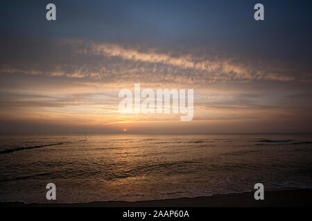 Abendsonne ueber dem Meer Bei bewoelktem Himmel am Strand von Wenningstedt auf Sylt Stockfoto